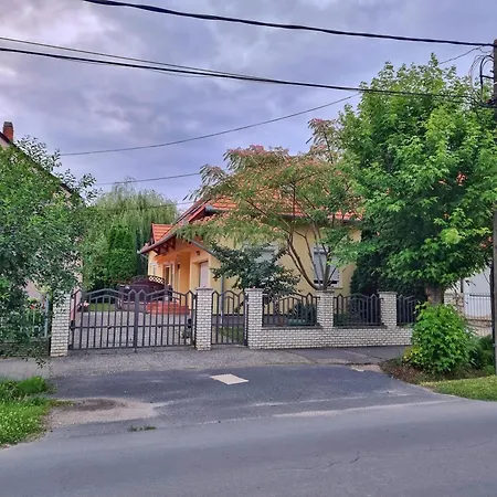 Nyaraló Balaton-parti Kertes Nyaralo