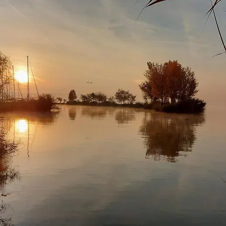 Nyaraló Balaton-parti Kertes Nyaralo *